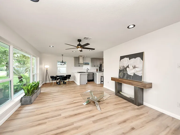2407 Crestdale Dr — Photo 4