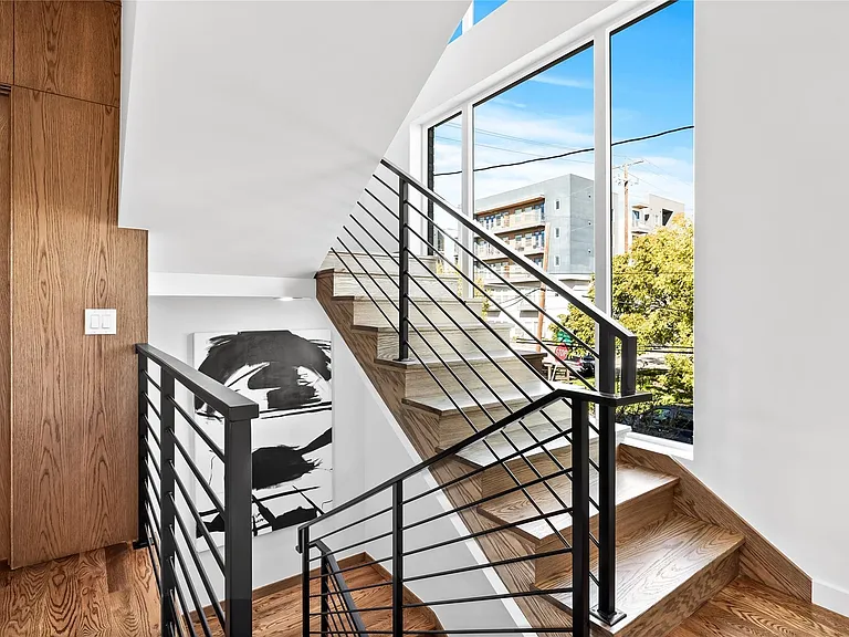 1529 Villars St — Photo 25
