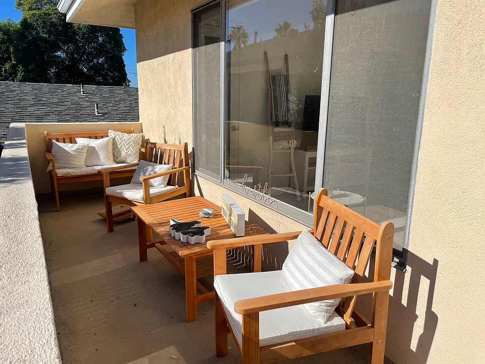 Private patio (extra large!)
