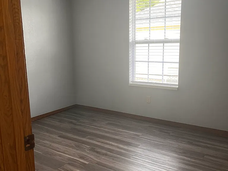1043 N Redbud Ave — Photo 5