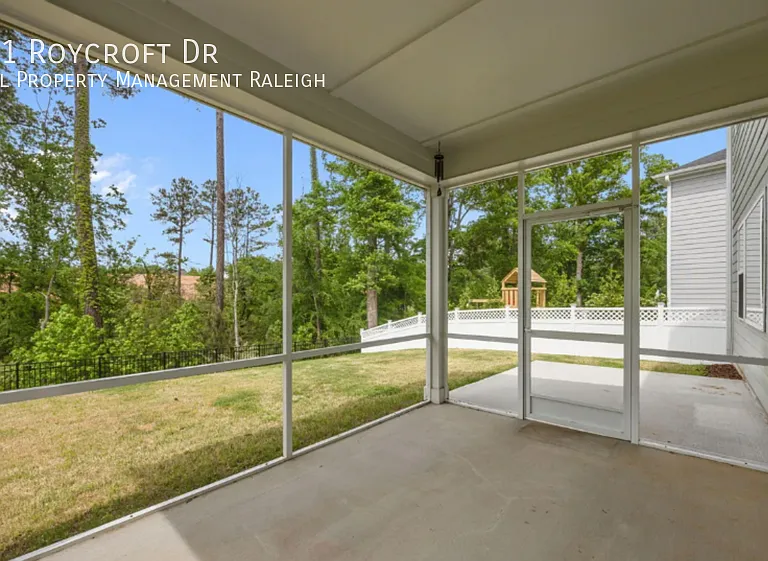 521 Roycroft Dr — Photo 13