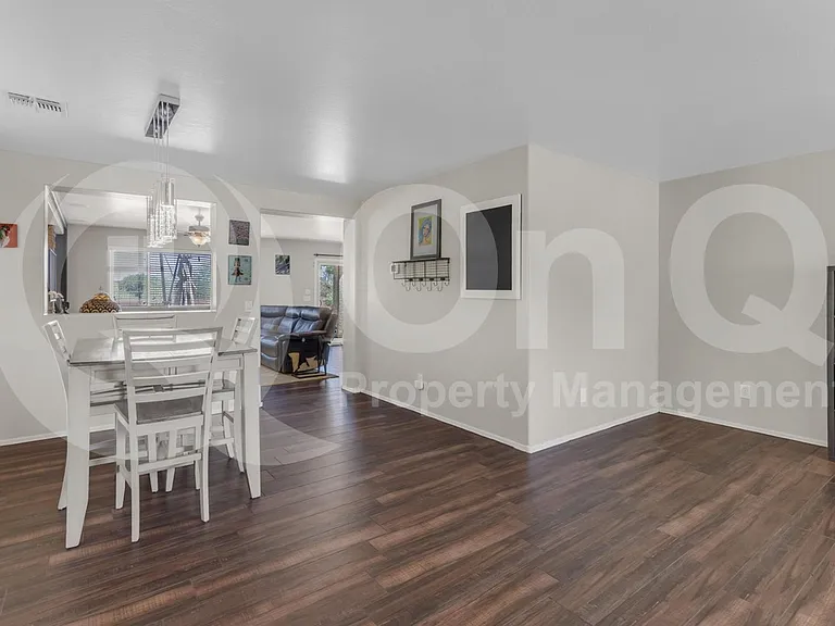 2561 N Hawthorn Dr — Photo 26