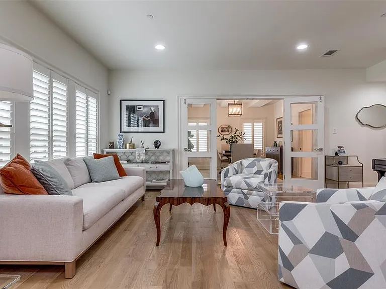 2829 Dyer St — Photo 3