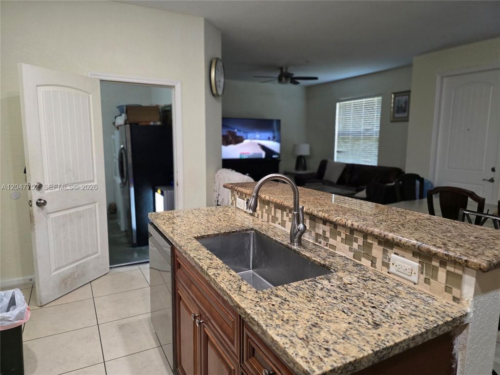 146 SW 7th Ct, photo 8