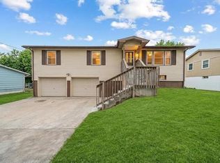 1404 Thompson Dr, Junction City, KS 66441