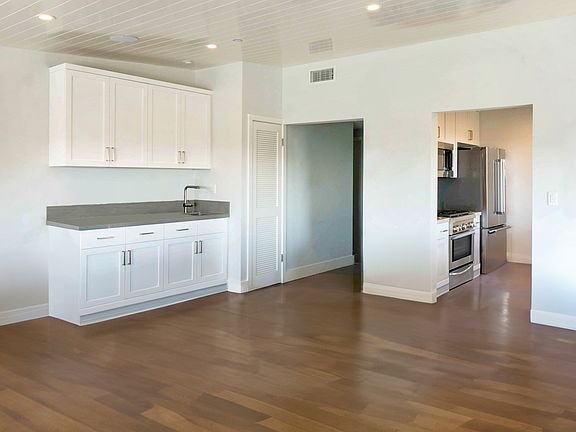 3rd image of 426 20th St #426