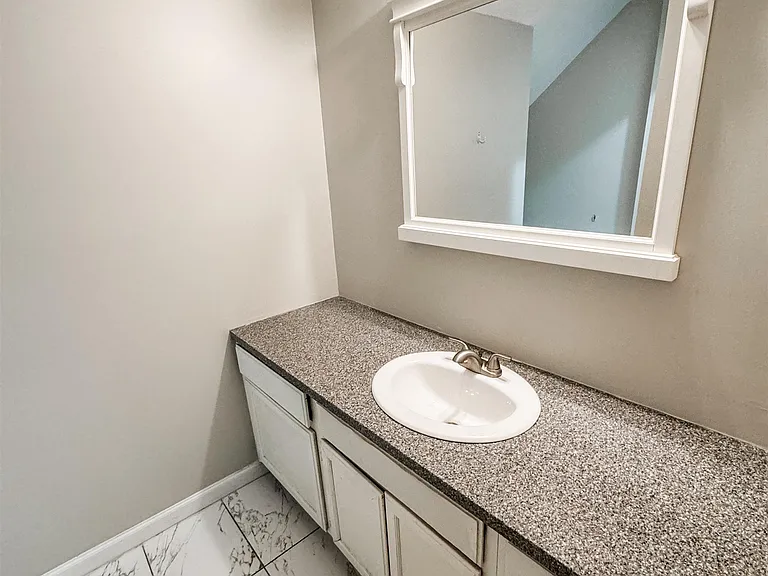 3945 Windyke Dr — Photo 15