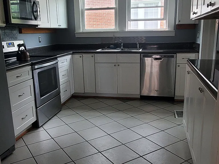 606 Riverland Rd SE — Photo 2