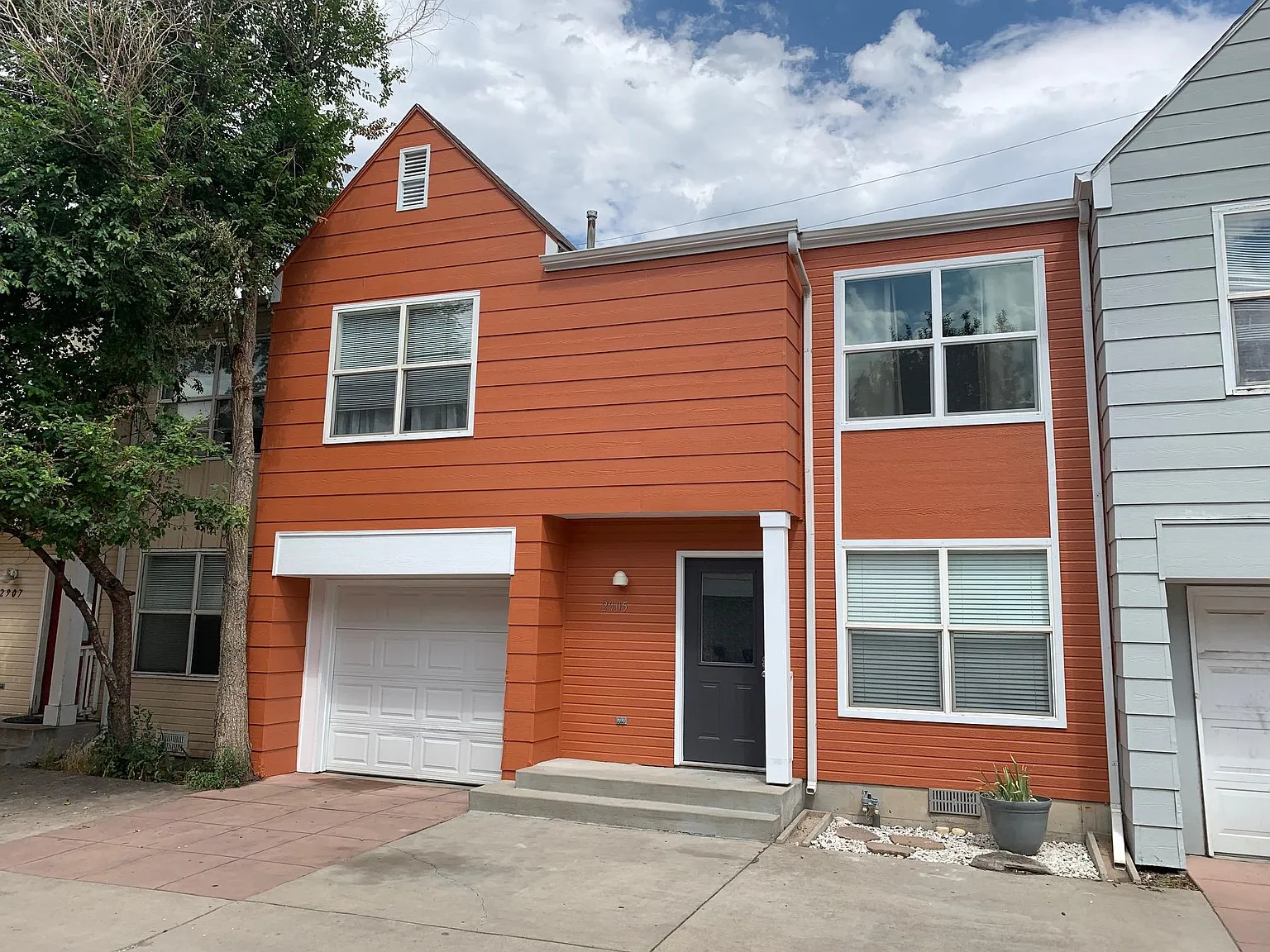 3 bed, 2.5 bath, 1059 sqft, $2,400 — Photo 1