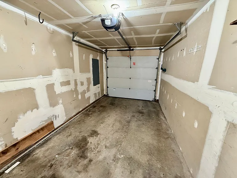 Large 980sq. 1 bedroom apartment with attached garage plus 1 parking space — Photo 16