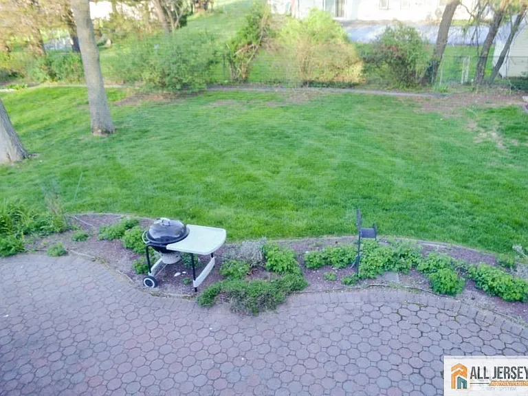 8 Sherwood Rd — Photo 18