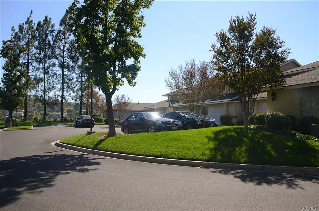 3 bed, 1040 sqft, $3,500 — Photo 2