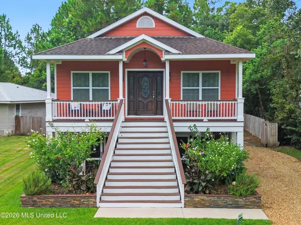 1009 Saint Joseph St, Waveland, MS 39576