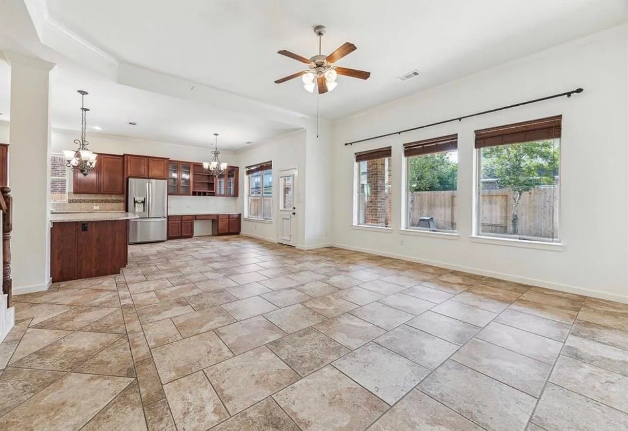 5 bed, 3.5 bath, 4226 sqft, $3,500 — Photo 2