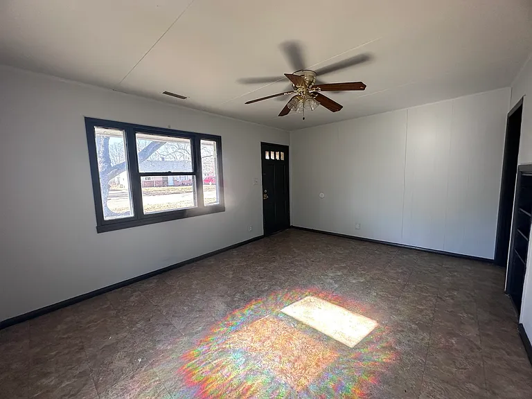 1005 Giddings St — Photo 7