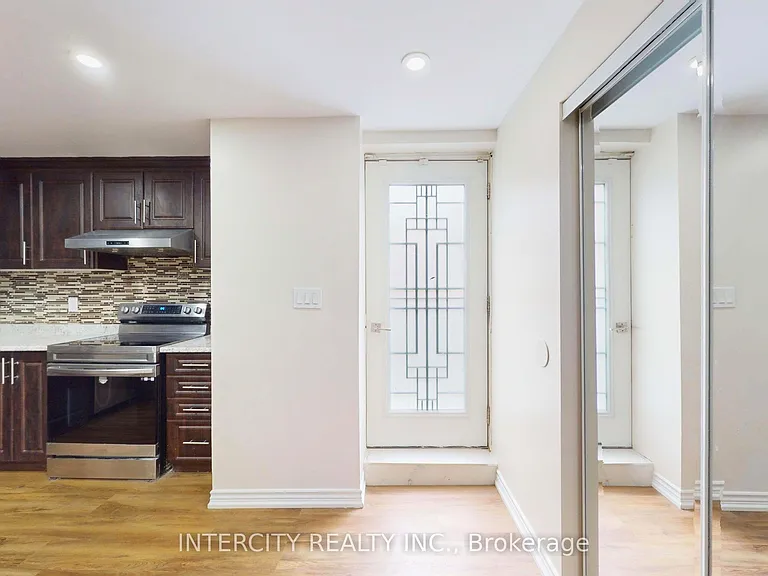 392 Derrydale Dr #LOWER — Photo 7