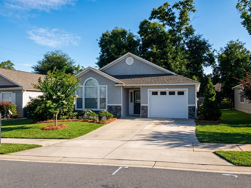 814 Brooke Manor Dr