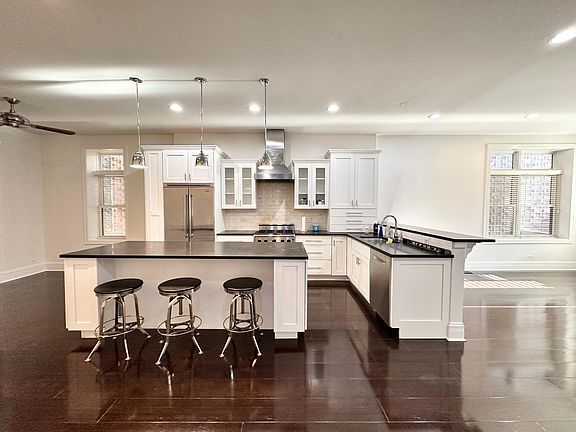 4th image of 930 N Wolcott Ave #1