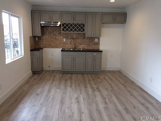 2nd image of 253 E 61st St
