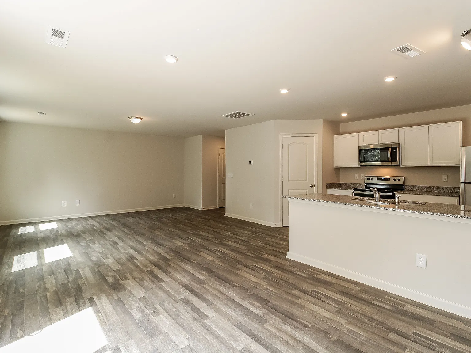 4 bed, 3.0 bath, 1965 sqft, $1,975 — Photo 4