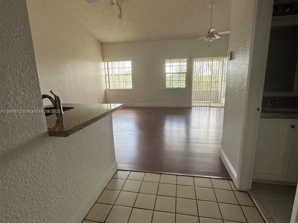 2881 N Oakland Forest Dr APT 310, Fort Lauderdale, FL 33309