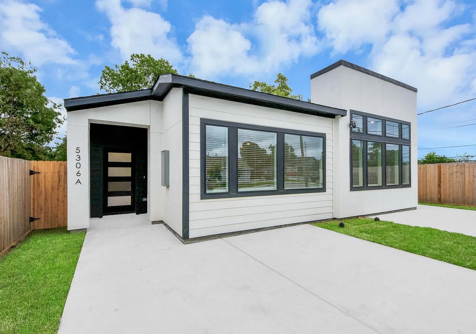 Experience modern living in this beautiful new-construction home, ideally situated in a highly de... — Photo 2