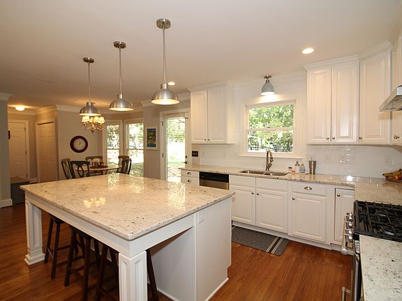 3rd image of 608 Seven Oaks Dr