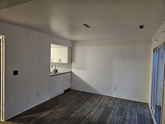 3rd image of 427 Summer Park Cres