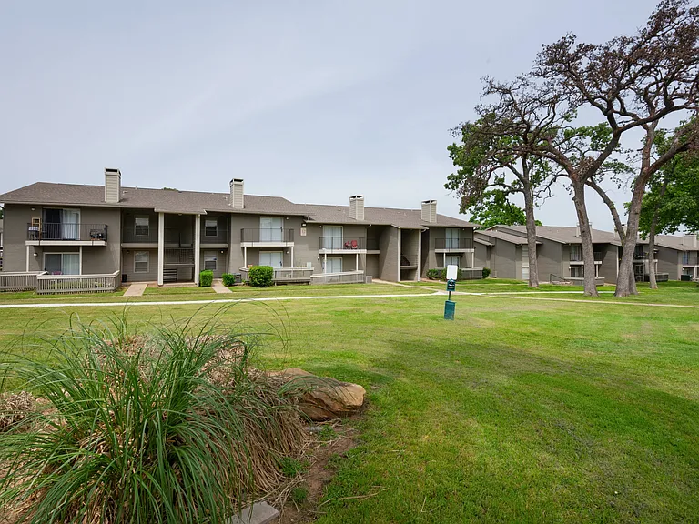 Scenic Courtyard at Oak Park Apartments