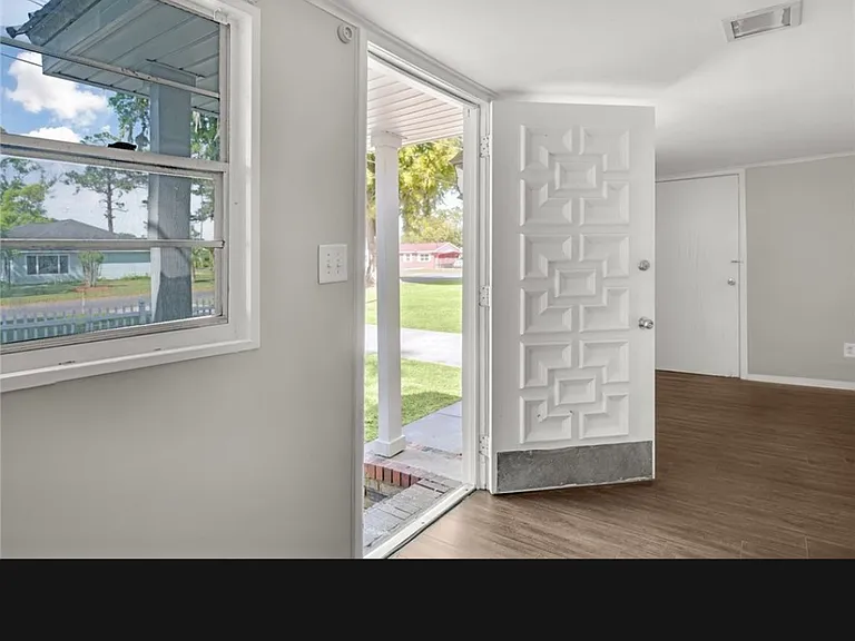 206 E Hall St — Photo 2