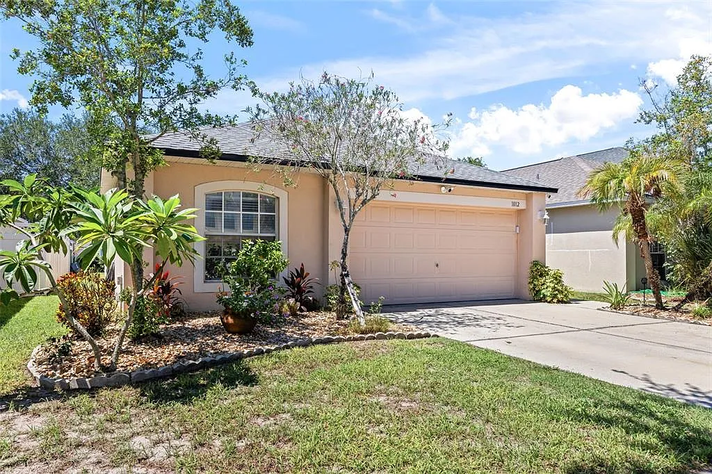 3 bed, 2.0 bath, 1292 sqft, $2,100 — Photo 2