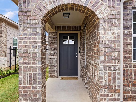 4th image of 201 Yoakum St