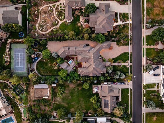 4th image of 427 N Matterhorn Dr