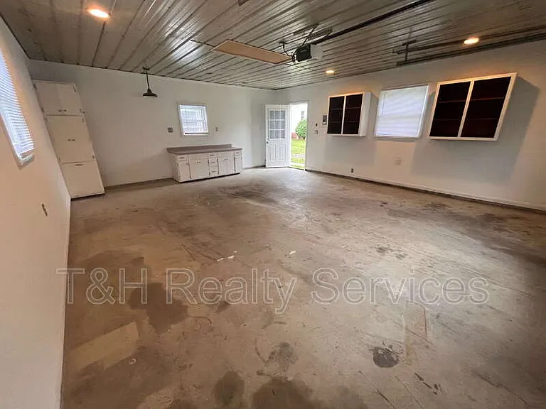 708 N Independence St — Photo 36