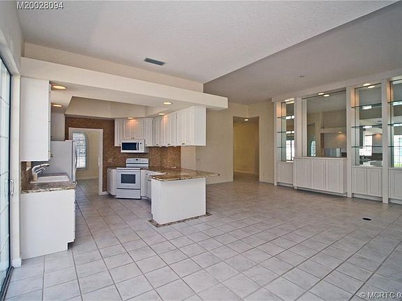 3rd image of 7898 SE Myrica Ln