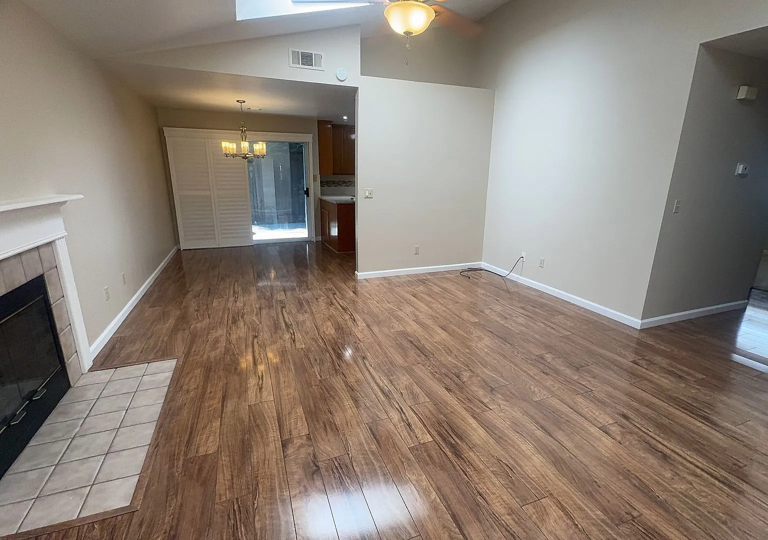 3 Bedroom 2 Bathroom Charming home — Photo 4