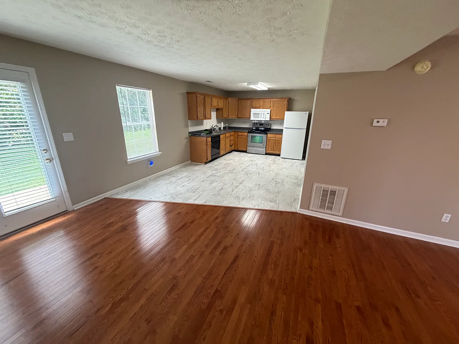 3 bed, 2.5 bath, 1500 sqft, $1,650 — Photo 3