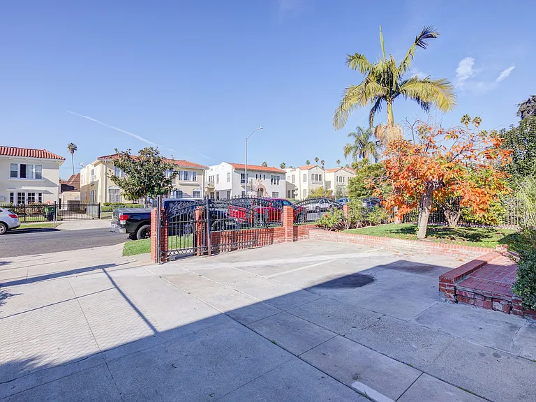 Berendo Street Apartments — Photo 28