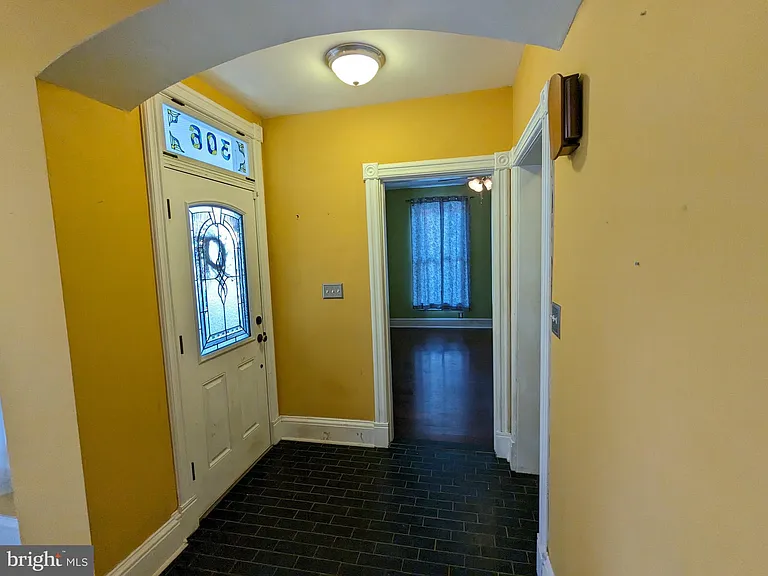306 N Locust St — Photo 4
