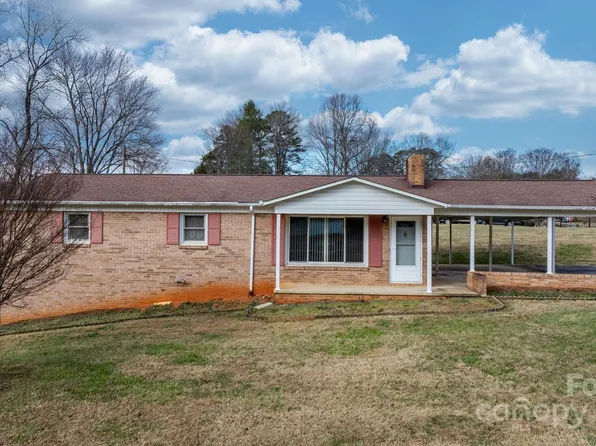 902 Greenwood Pl, Lenoir, NC 28645