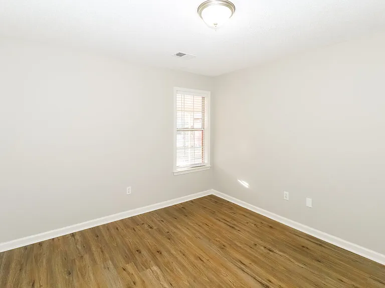 215 Lakewood Dr — Photo 13