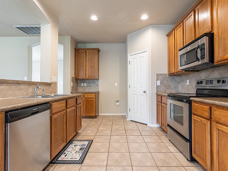 906 Ashbury Blf — Photo 14