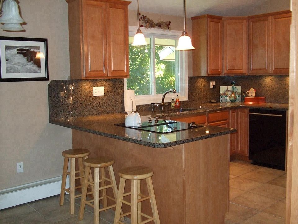 Beautiful Kitchen w/Jenn Air appliances & Granite counters