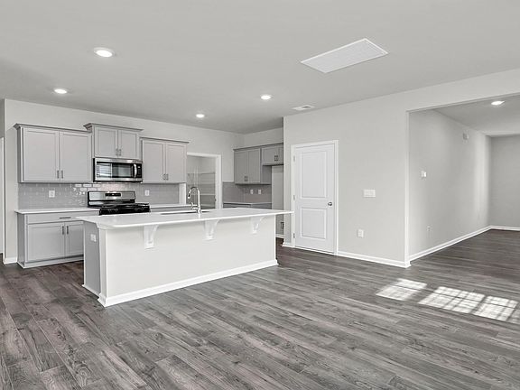 3rd image of 646 Glacier Rd