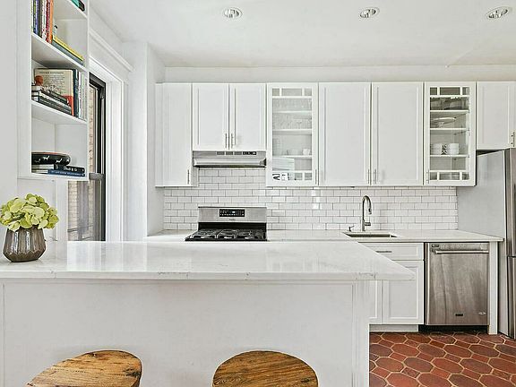 3rd image of 418 Saint Johns Pl APT 2D