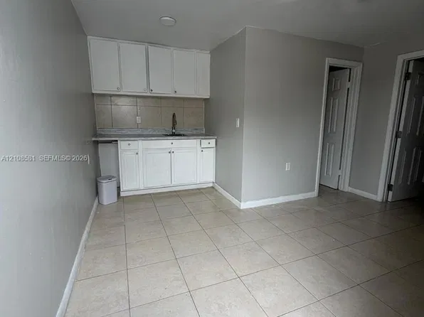 10430 NW 35th Pl, Miami, FL