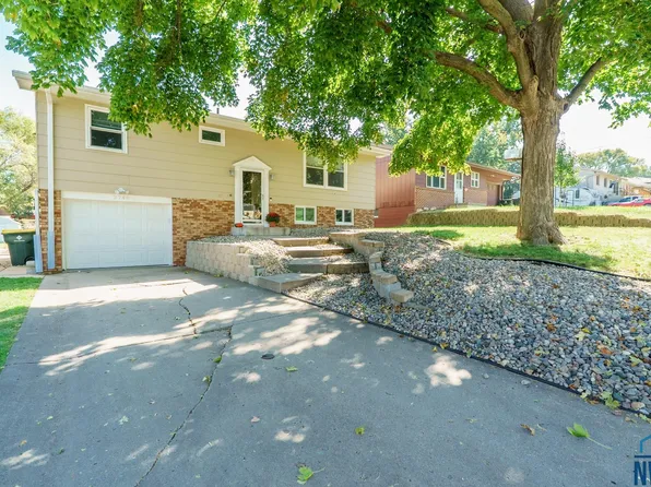 2740 S Paxton St, Sioux City, IA 51106