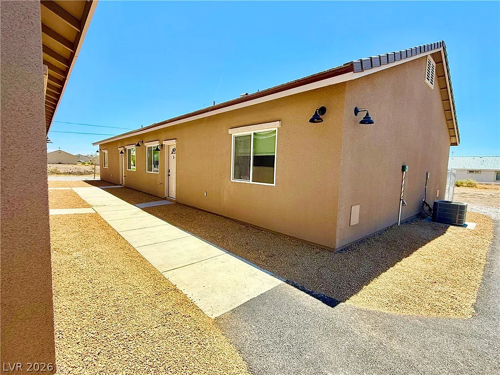 3 bed, 2.0 bath, 1099 sqft, $1,300 — Photo 2