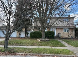 265 Gilling Rd, Seaford, NY 11783