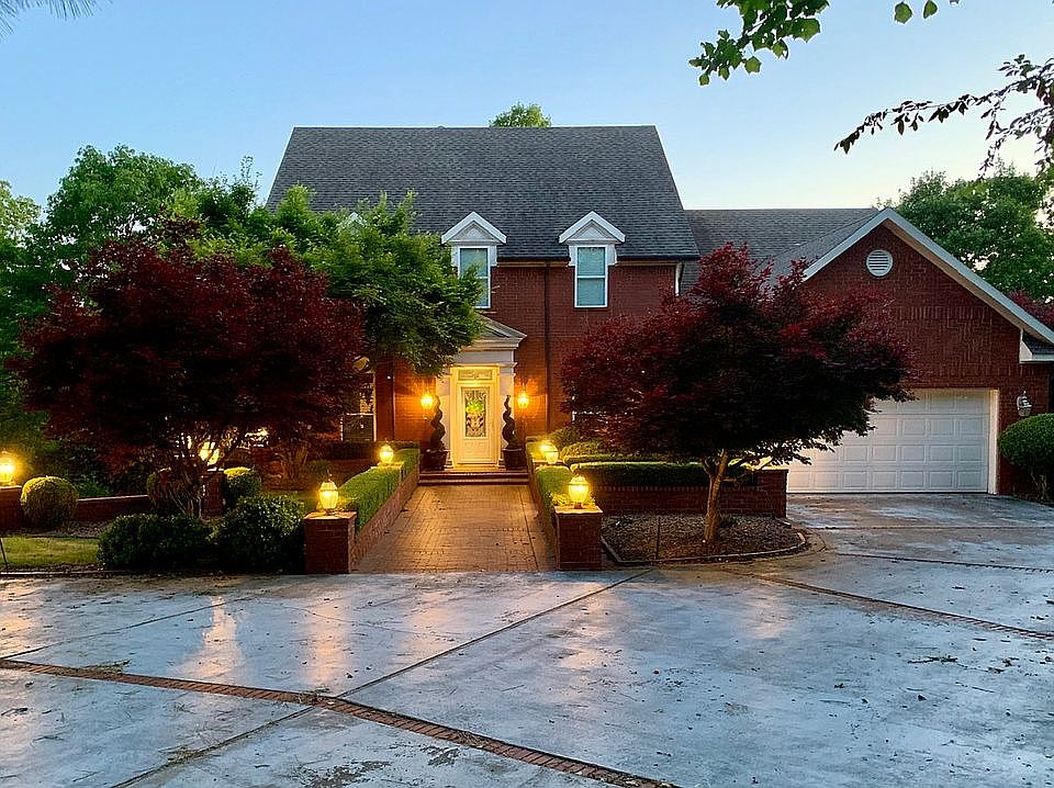 2nd image of 105 S Sarah Ln
